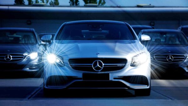 Mercedes Classe C si aggiorna con un look più sportivo ispirato alla Classe E, ma mantiene interni e motorizzazioni già noti.