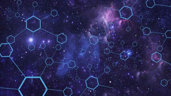 Nel gelo dello spazio, una molecola gigante scoperta apre nuove ipotesi sull’origine della vita prima delle stelle.