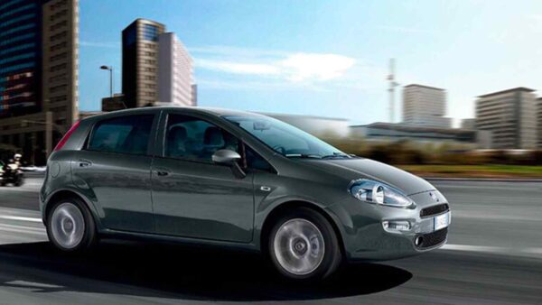 Fiat valuta il ritorno della Punto, ma tra SUV ed elettriche il futuro del modello compatto resta incerto e legato alle batterie.