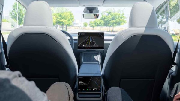 Tesla rilancia il servizio Robotaxi: Musk promette l’arrivo entro l’anno in USA e prepara il debutto europeo del Full Self Driving.