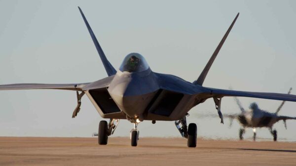 La NASA testa un jet supersonico silenzioso: l’X-59 promette di volare oltre il suono senza il classico boom sonico.