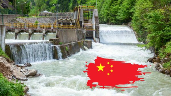 La Cina costruisce la diga più grande sul fiume Yarlung Tsangpo, scatenando tensioni geopolitiche con India e Bangladesh.
