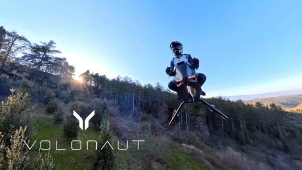 La Volonaut Airbike vola davvero: una moto a reazione da 880.000 dollari con 10 minuti di autonomia e controllo digitale.