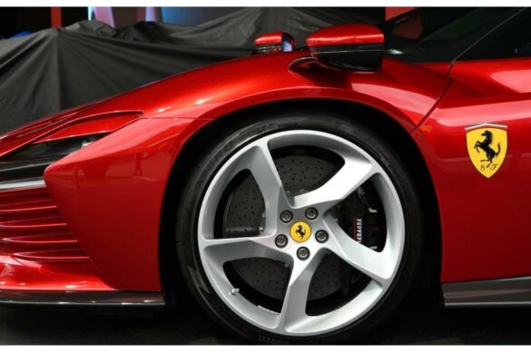 La Ferrari elettrica corre verso il suo debutto