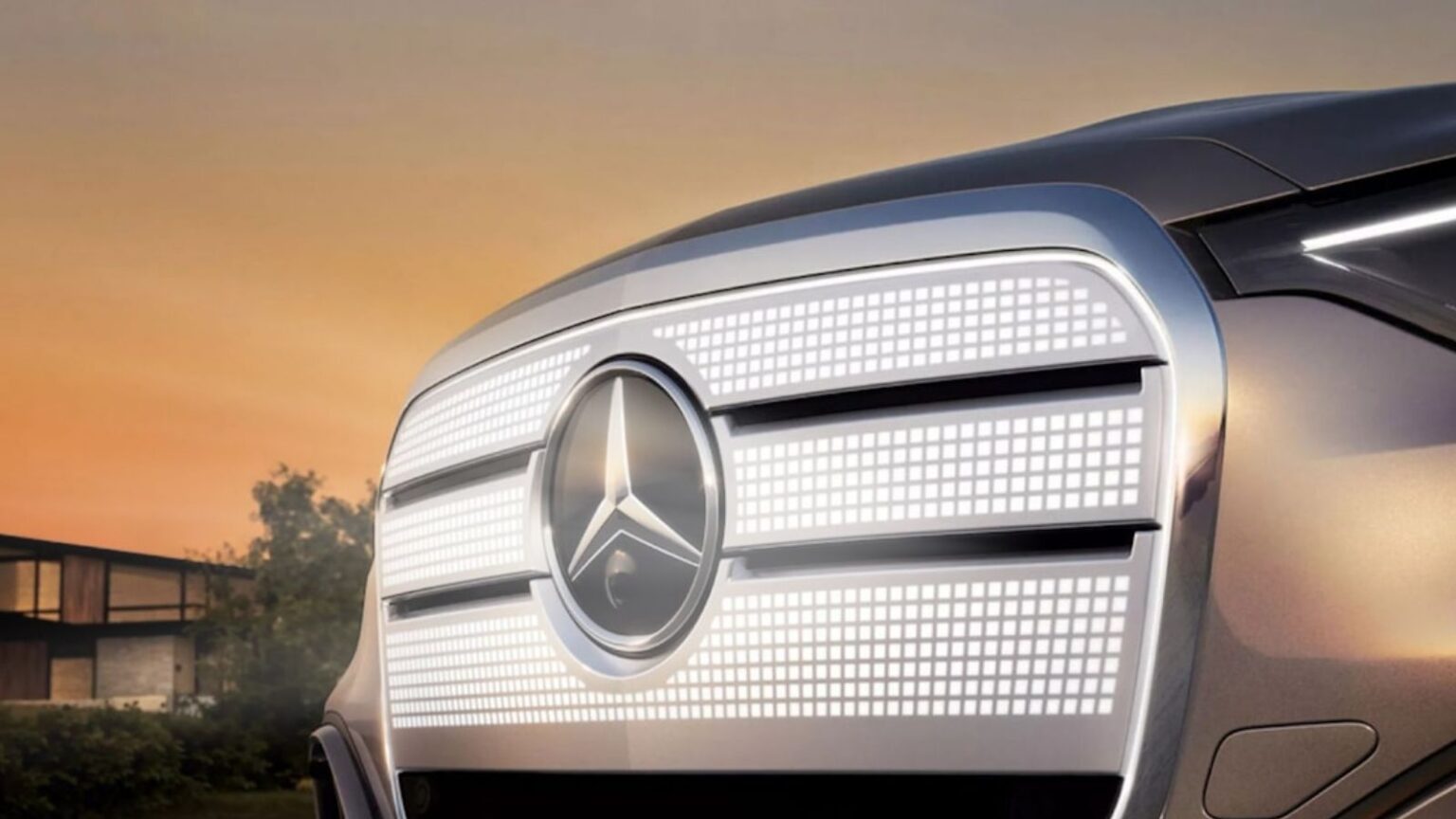 Mercedes GLC elettrica: la nuova griglia luminosa brilla nella notte