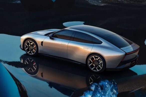Xpeng P7 stupisce ancora: interni futuristici, display mobili, 820 km di autonomia