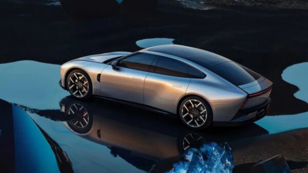 Xpeng P7 stupisce ancora: interni futuristici, display mobili, 820 km di autonomia