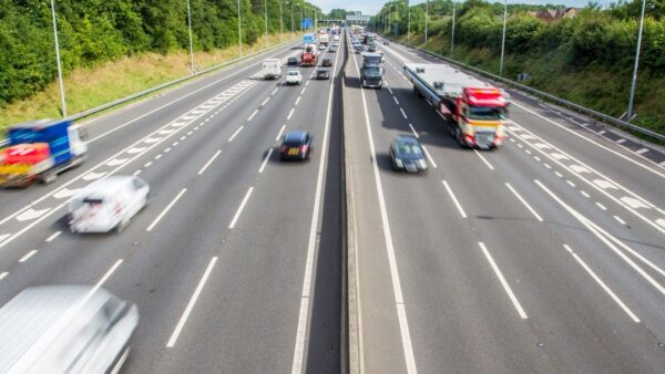 Ape Car contromano in autostrada: paura e maxi sanzione per un diciottenne