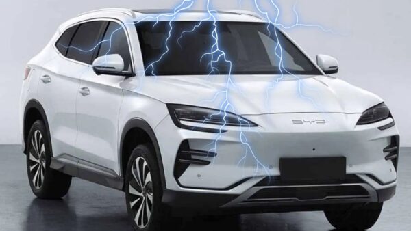 BYD Song Plus EV colpita da tre fulmini: ecco com’è andata davvero