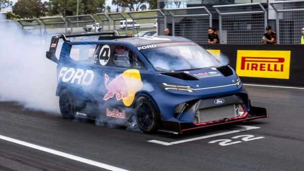 Ford: il furgone elettrico del brand infrange un record da urlo al Nürburgring