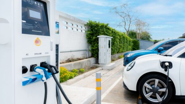 Ricarica auto elettriche: la Cina domina la corsa globale con numeri record