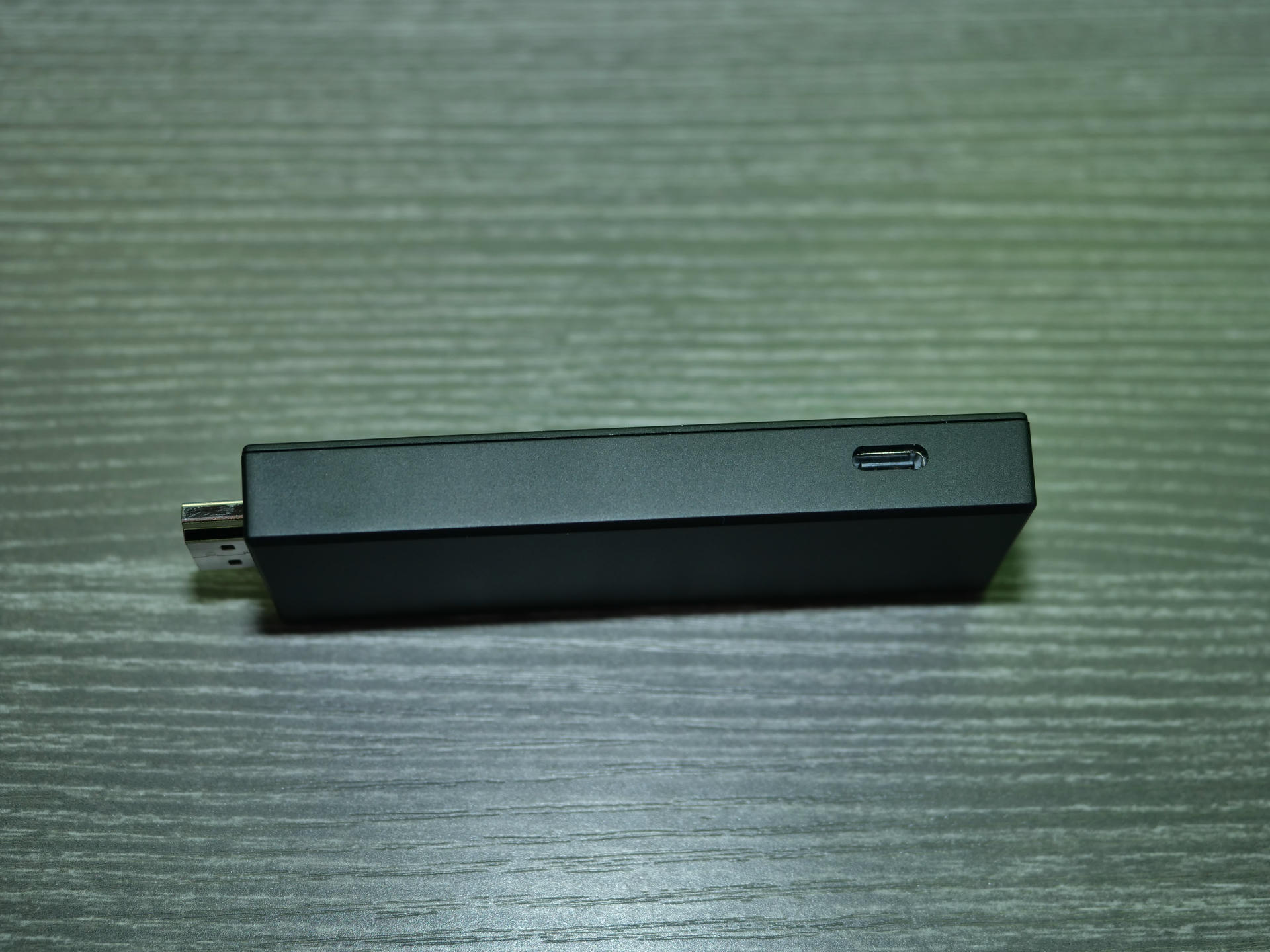 Pen drive nero compatto con porta USB-C, esportazione dati rapido e sicuro, ideale per smartphone e laptop, dispositivo di archiviazione portatile ad alte prestazioni.