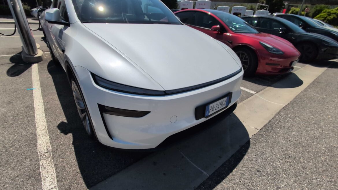 Tesla Model Y Juniper Long Range () Tesla Model Y Juniper Long Range ()