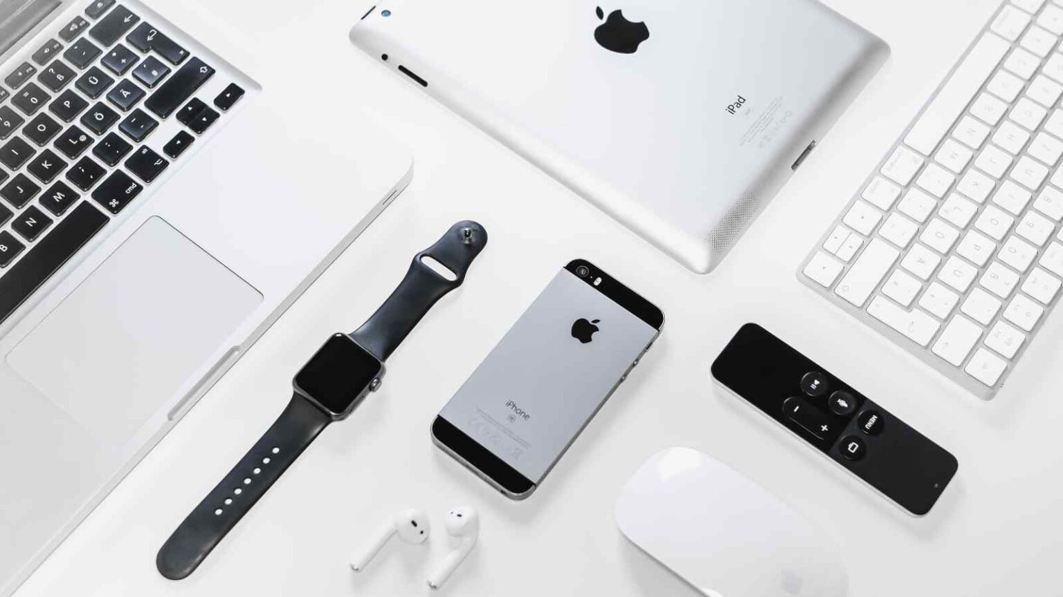 Apple valuta acquisizioni miliardarie in AI, puntando su Perplexity e Mistral per colmare il divario con i concorrenti.
