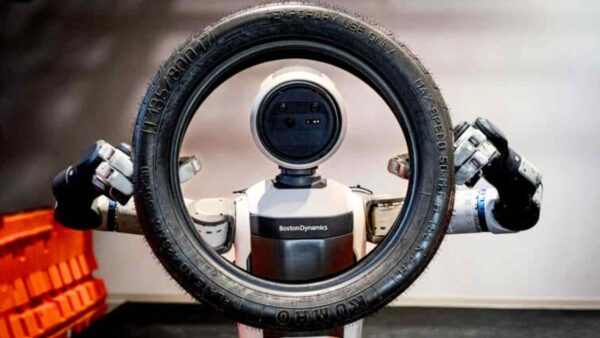 Boston Dynamics e Toyota insegnano ad Atlas a manipolare oggetti complessi, imparando dall’uomo e reagendo autonomamente.