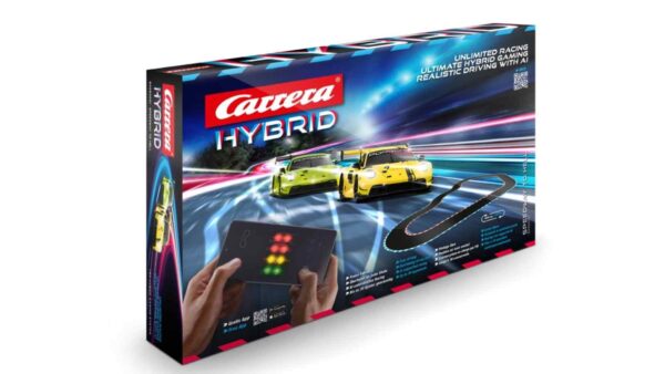 Carrera Hybrid elimina i binari: auto radiocomandate via app, corse libere e setup digitale per un modellismo più interattivo.