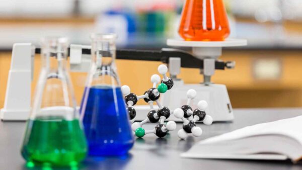 Ricercatori creano un nuovo stato quantistico chiamato “cristallo liquido”, con elettroni che sfidano le leggi della fisica.