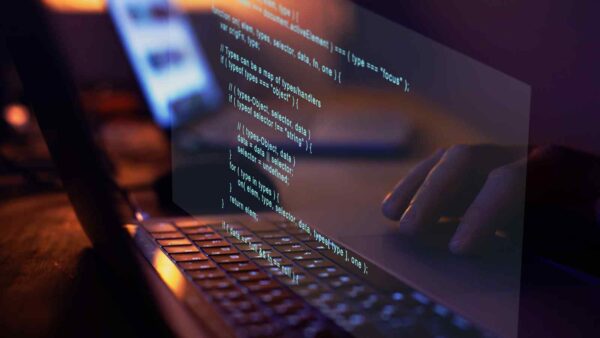 Gli assistenti AI al codice inventano pacchetti inesistenti, creando nuove falle di sicurezza sfruttate da attacchi come lo slopsquatting.