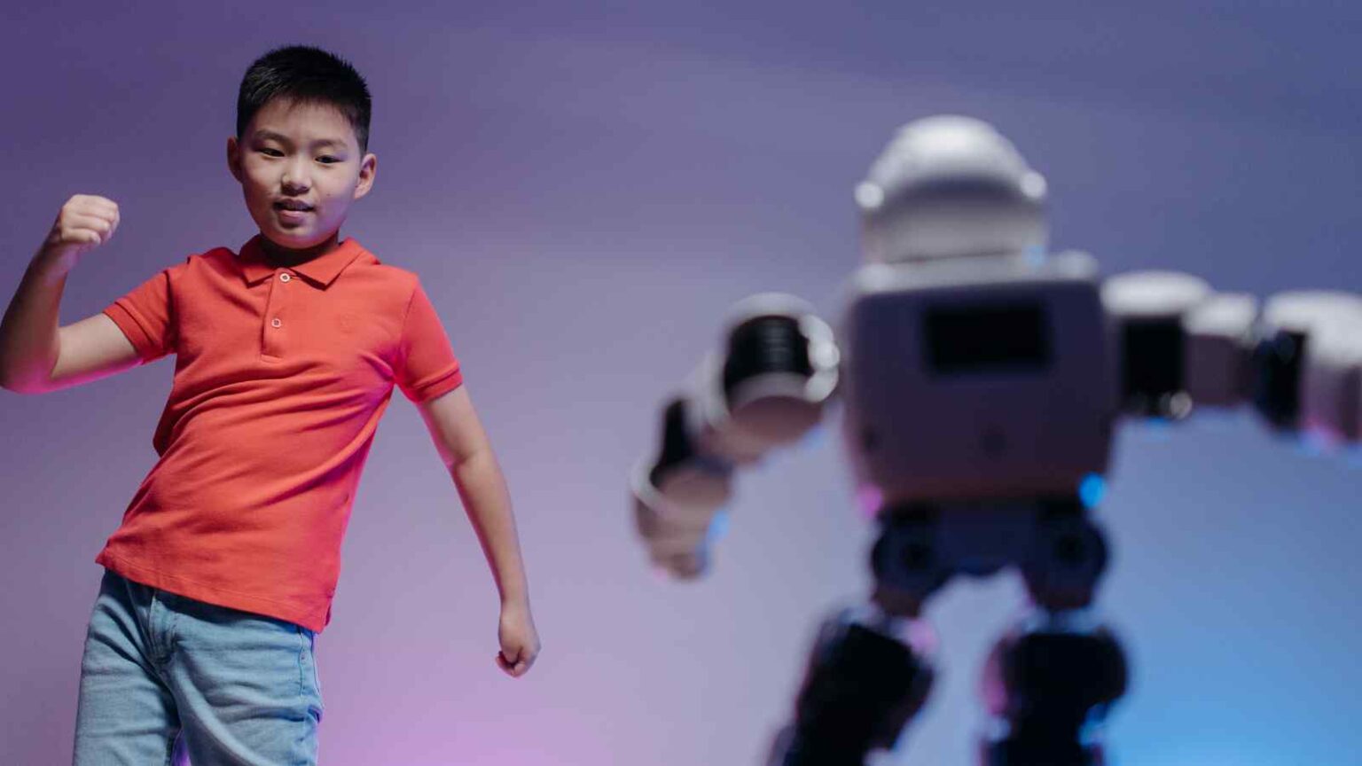 Alla World Robotics Conference, il robot LimX Oli ha stupito il pubblico danzando con grazia, equilibrio e movimenti da performer umano.