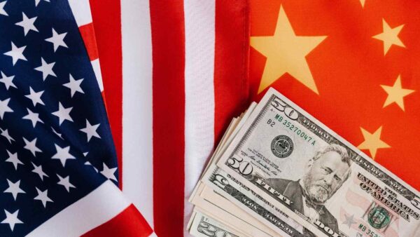 Trump estende di 90 giorni la tregua commerciale con la Cina, offrendo respiro ai mercati tech ma senza risolvere le tensioni.