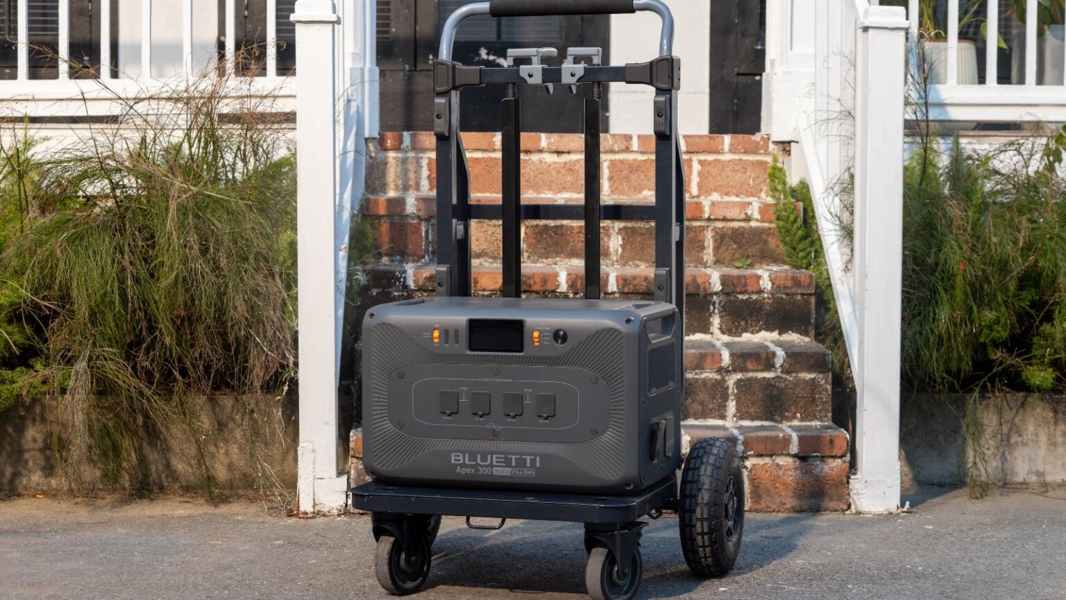 BLUETTI presenta Apex 300: una centrale elettrica versatile per il backup domestico, i camper e la vita fuori dalla rete elettrica
