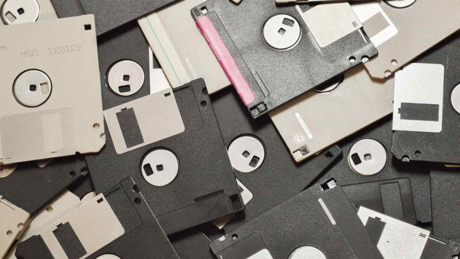 Al New Jersey State Prison i detenuti devono ancora usare floppy disk per i documenti legali, rendendo lento il diritto alla difesa.