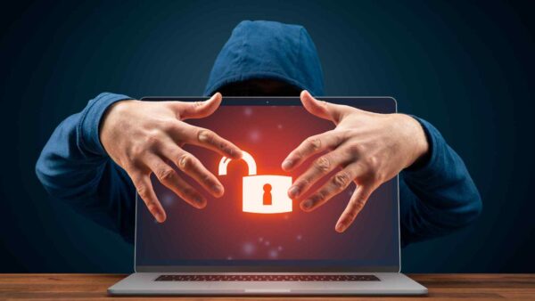 Un hacker ha infilato codice dannoso nell’estensione AI di Amazon Q per Visual Studio Code, rivelando gravi falle di sicurezza.