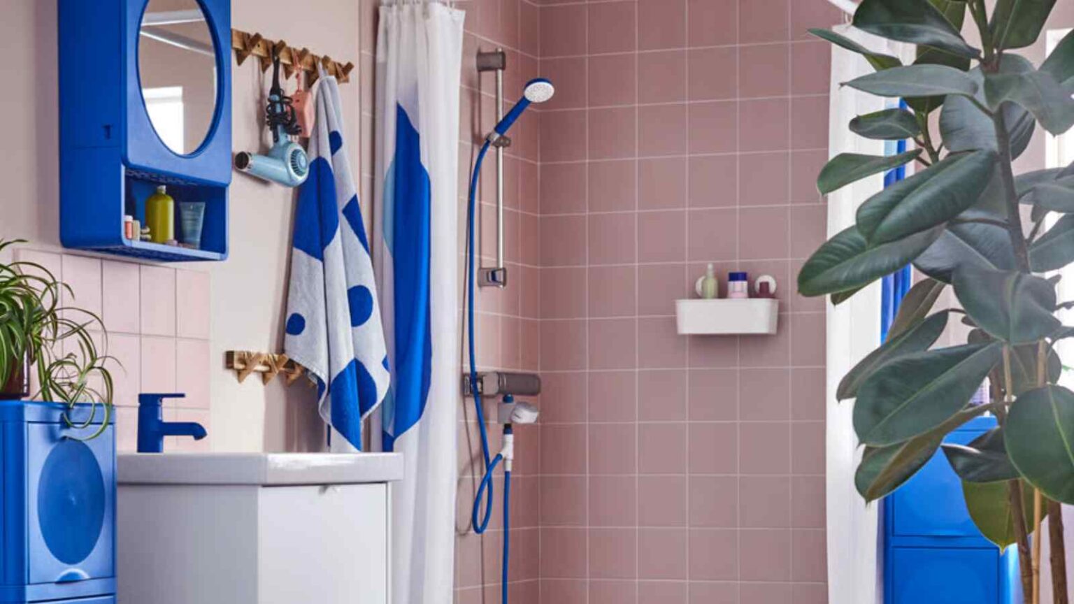 Ikea lancia BERGVATTNET, dispositivi semplici che riducono gli sprechi d’acqua in casa con contatori e deviatori intelligenti.