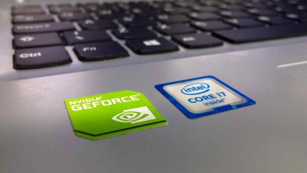 Trump attacca il CEO di Intel per presunti legami con la Cina, scatenando tensioni politiche e un calo delle azioni in borsa.