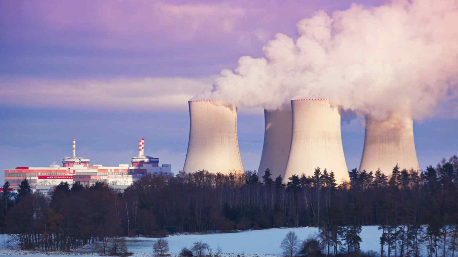 I reattori a neutroni veloci, come il CFR-1000 cinese, promettono energia più efficiente trasformando scorie in nuove risorse nucleari.