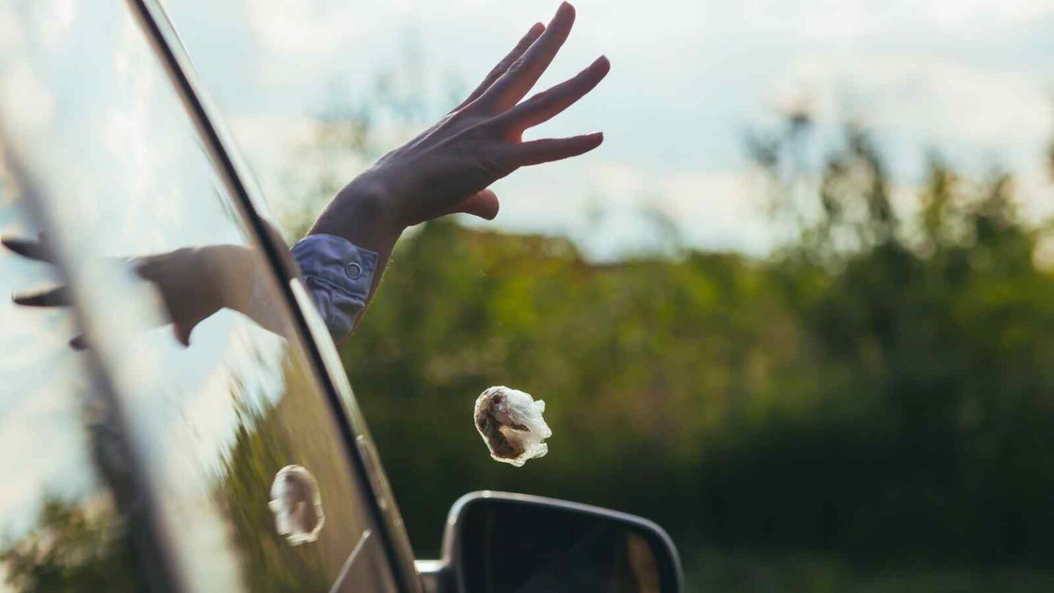 Da agosto 2025, chi getta rifiuti dall’auto rischia multe fino a 18.000€ e sanzioni automatiche tramite telecamere.