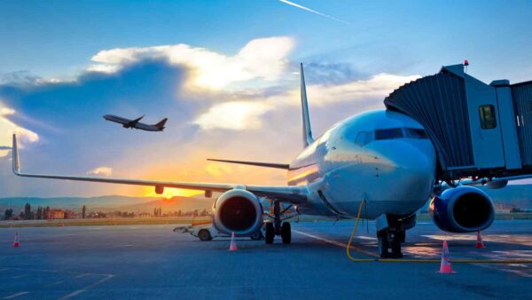 Ryanair sfida l’Antitrust italiano dopo una multa da 1,34 milioni, difendendo il suo modello di vendita diretta dei biglietti.