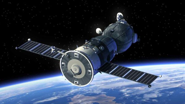 Amazon lancia Kuiper per portare internet satellitare nelle aree rurali, sfidando Starlink e puntando al debutto entro il 2025.