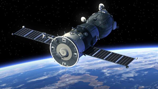 Sentinel-6B è arrivato in California pronto al lancio per monitorare oceani e cambiamenti climatici con strumenti di precisione.