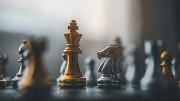 OpenAI batte l’IA Grok di Elon Musk in un torneo di scacchi tra modelli conversazionali, confermando la sua superiorità tecnica.
