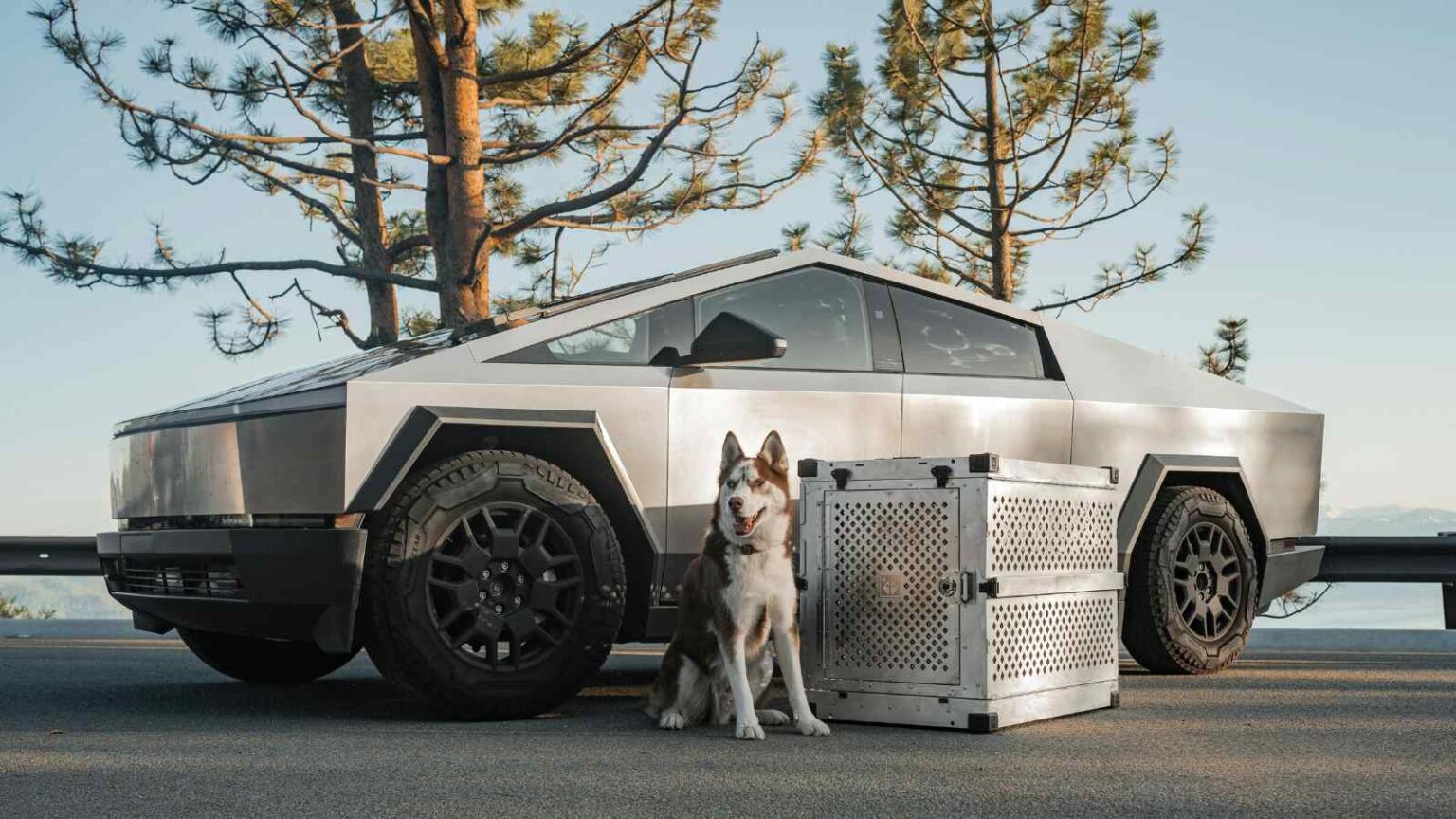 L’esercito USA usa due Tesla Cybertruck come bersagli per test missilistici, verificando la resistenza del veicolo futuristico.
