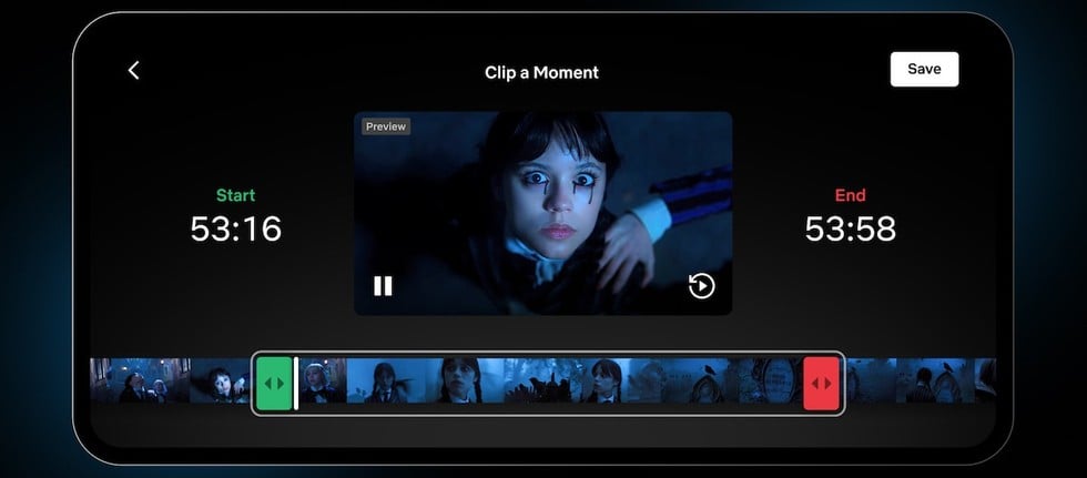 Netflix ha deciso di introdurre una funzione che punta a cambiare il modo in cui le persone interagiscono con film e serie TV. La novità si chiama clip personalizzate ed è già disponibile anche in Italia. La volontà della piattaforma streaming è quella di permettere agli utenti di poter contrassegnare i momenti più interessanti dei contenuti che riguardano, dandogli modo di condividerli sui social ma anche con gli amici. Con questa nuova funzione, invece, si passa a un livello superiore: non si tratta più di un marcatore statico, ma di un vero frammento video che può essere rivisto tutte le volte che si desidera o diffuso tramite WhatsApp, Instagram, iMessage e altri canali di condivisione. Come funziona il nuovo strumento Il sistema è intuitivo. Durante la riproduzione, sotto la barra del player compare il pulsante “Ritaglia”. Basta un tocco per selezionare l’inizio e la fine della scena, che viene così trasformata in una clip pronta per essere salvata nella propria raccolta o inviata a contatti e community online. L’operazione richiede pochi secondi ed elimina la necessità di ricorrere a software esterni o a registrazioni artigianali dello schermo. Le clip diventano quindi uno strumento immediato per creare meme, ricordare momenti emozionanti o semplicemente condividere una battuta divertente senza dover spiegare a parole di cosa si tratta. Un lancio mirato con Mercoledì Il debutto della funzione non è casuale. Netflix ha scelto di introdurla in concomitanza con la seconda parte della nuova stagione di Mercoledì, una delle produzioni più popolari della piattaforma. La serie con Jenna Ortega aveva già dimostrato un forte potenziale virale alla sua prima uscita, generando trend globali sui social. Ora i fan potranno diffondere clip ufficiali, in qualità elevata e senza rischi legati a contenuti non autorizzati. Questa novità non solo aumenta l’interazione tra utenti e contenuti, ma permette a Netflix di mantenere il controllo sulla distribuzione dei video, limitando il fenomeno della pirateria. È anche un segnale di cambiamento: la piattaforma non è più soltanto un catalogo da cui attingere passivamente, ma diventa un ambiente interattivo e creativo, dove chi guarda può diventare parte attiva della diffusione dei contenuti.