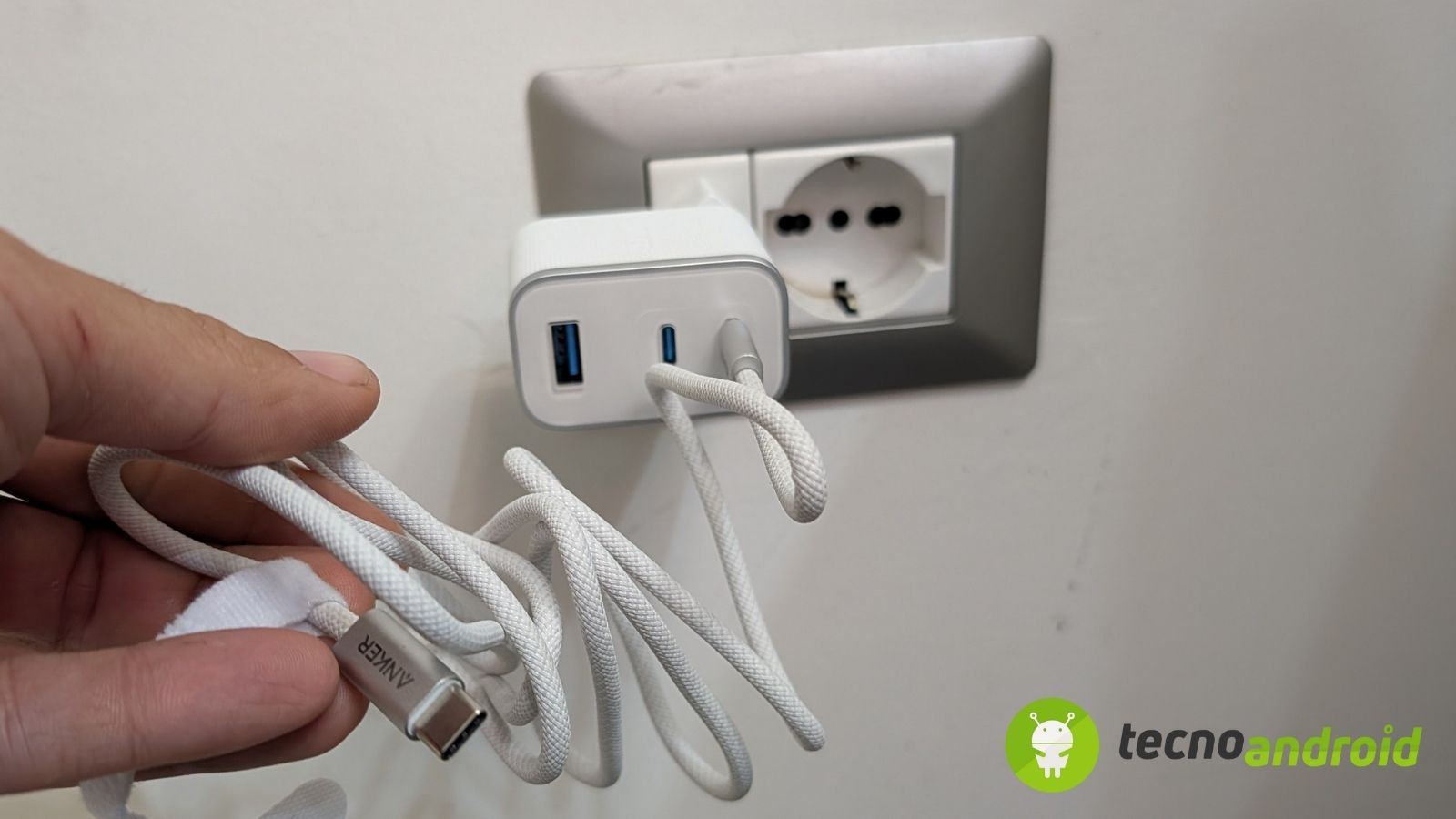 Caricatore Anker Nano: 70W di potenza e velocità in 3 porte | RECENSIONE