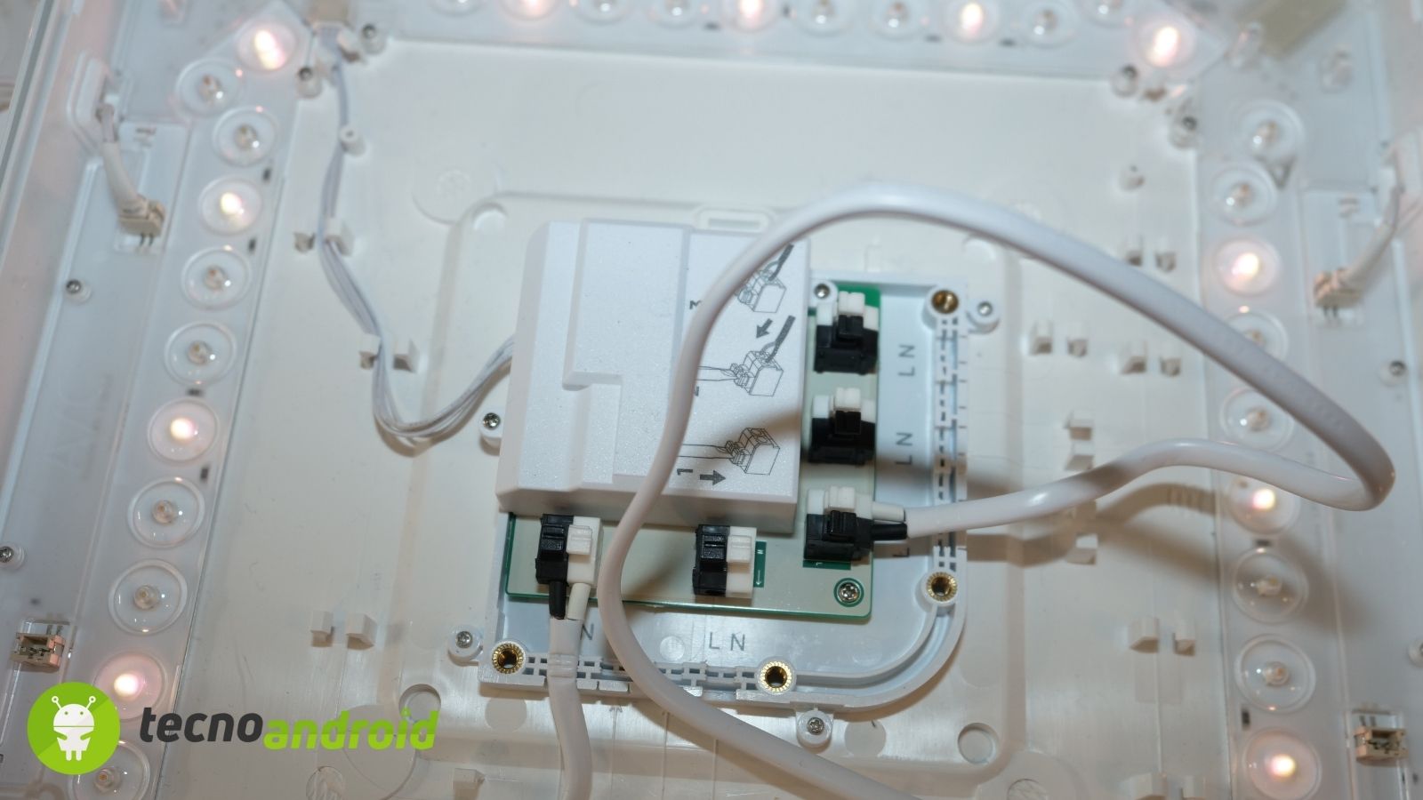 Nanoleaf Skylight: i pannelli LED da soffitto che trasformano la luce in magia — RECENSIONE