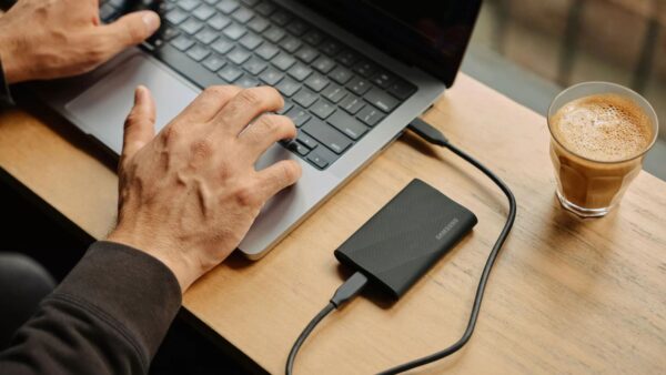 Backup fotografico ibrido: cloud e disco esterno senza complicazioni