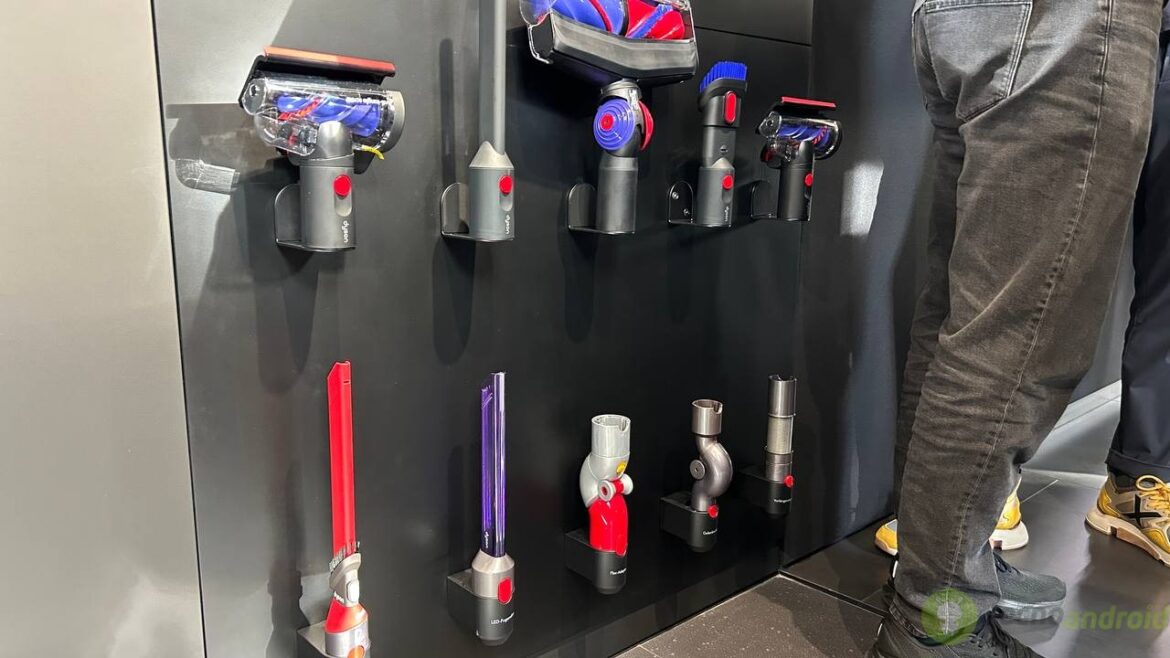 Aspirapolveri senza fili in mostra, ideali per la pulizia domestica con tecnologia avanzata, disponibile in diversi modelli e design moderni per ogni esigenza di aspirazione.