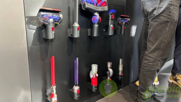 dyson - caratteristiche Aspirapolveri senza fili in mostra, ideali per la pulizia domestica con tecnologia avanzata, disponibile in diversi modelli e design moderni per ogni esigenza di aspirazione.