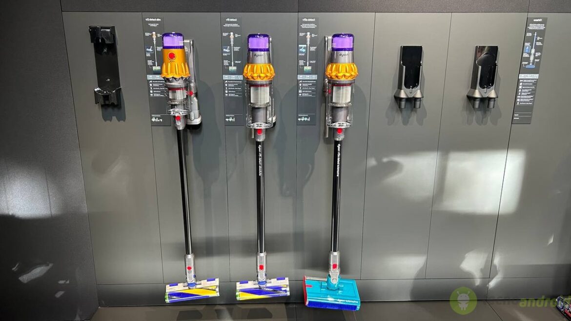 Diffusori di aspirapolvere Dyson con tecnologia vacuum, display informativi e accessori, esempio di innovazione tecnologica per la pulizia domestica e marketing digitale.