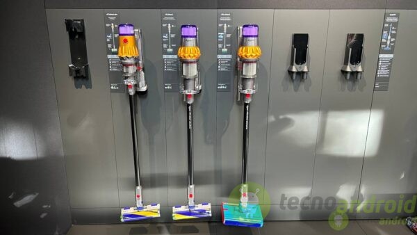 dyson - dettaglio Diffusori di aspirapolvere Dyson con tecnologia vacuum, display informativi e accessori, esempio di innovazione tecnologica per la pulizia domestica e marketing digitale.