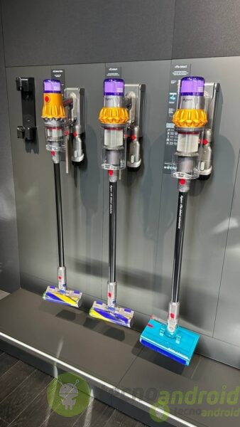 dyson - design V10 detect, V8 detect, V15s detect aspirapolvere senza filo con tecnologia Dyson, in esposizione in negozio.