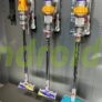 V10 detect, V8 detect, V15s detect aspirapolvere senza filo con tecnologia Dyson, in esposizione in negozio.