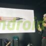 dyson - design Penna digitale con motore Hyperdymium 2, presentata durante una conferenza tecnologica, con un esperto che analizza il dispositivo in primo piano.