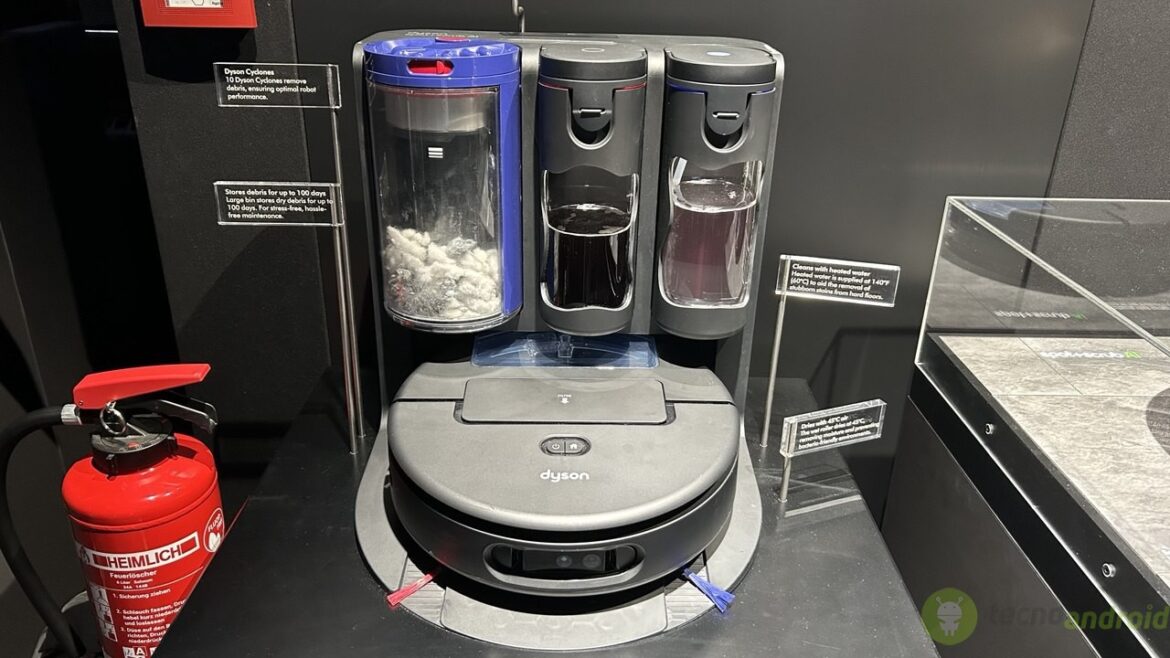 Dyson IFA 2025 (7) Robovac Dyson con tecnologia di pulizia intelligente, serbatoi d'acqua e aspirazione automatica, ideale per la pulizia approfondita di pavimenti e tappeti, con funzionalità avanzate e facile integrazione in smart home.