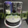 Robovac Dyson con tecnologia di pulizia intelligente, serbatoi d'acqua e aspirazione automatica, ideale per la pulizia approfondita di pavimenti e tappeti, con funzionalità avanzate e facile integrazione in smart home.