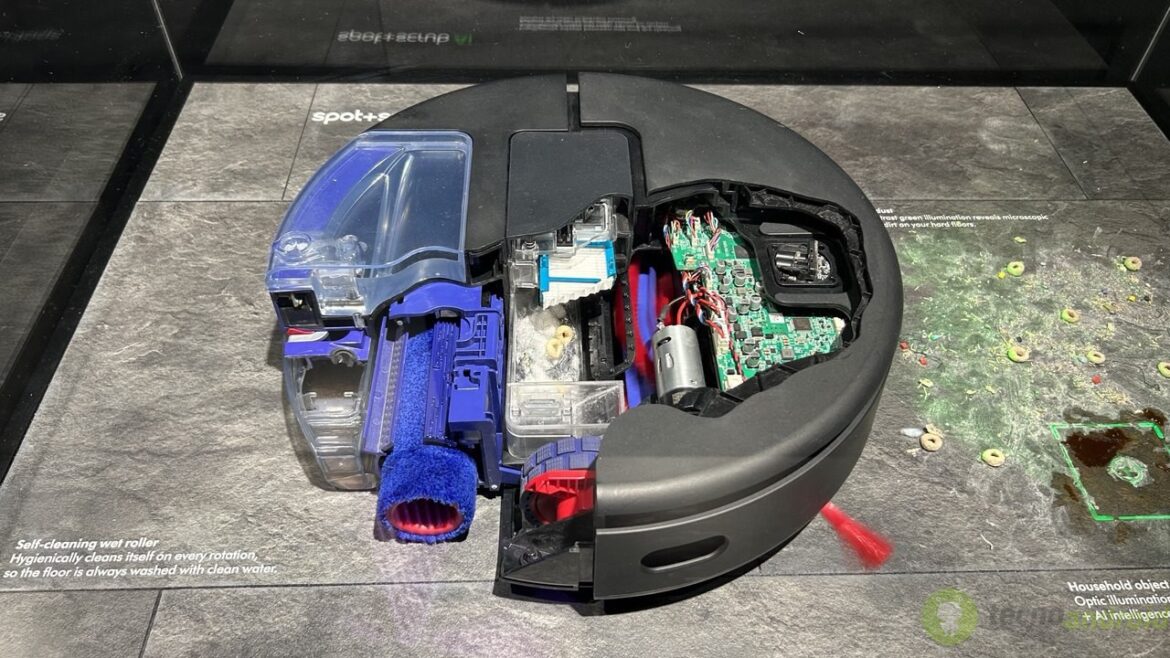 Dyson IFA 2025 (9) Robot aspirapolvere aperto con componenti elettronici visibili, protagonista della tecnologia domestica intelligente, scopri le innovazioni di TecnoAndroid.